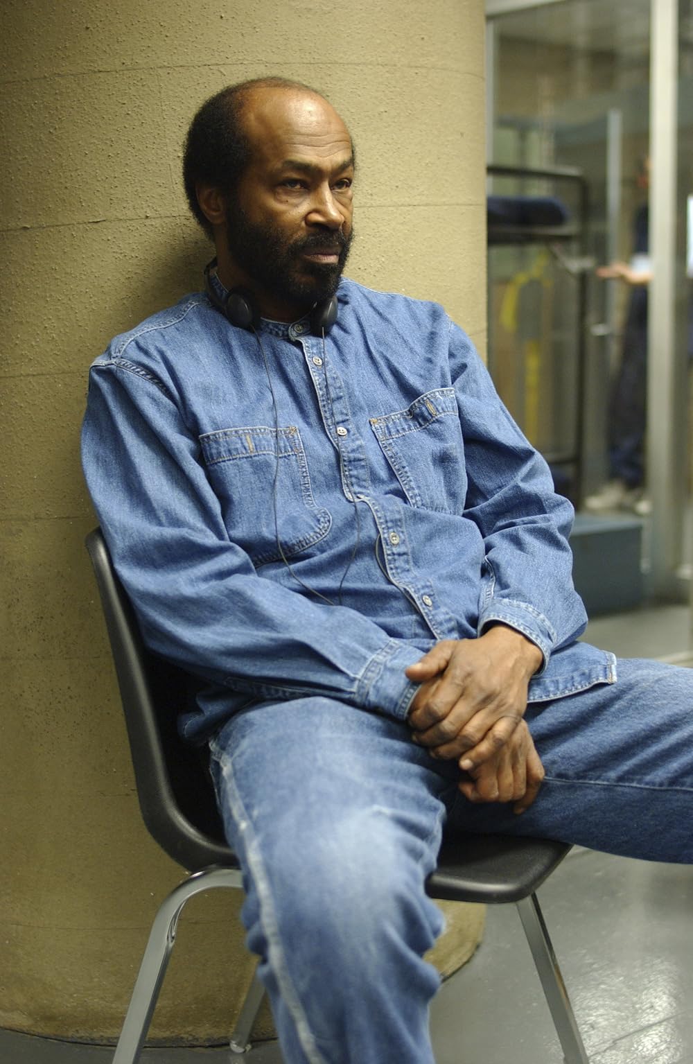 Michael Wright em cena da série Oz