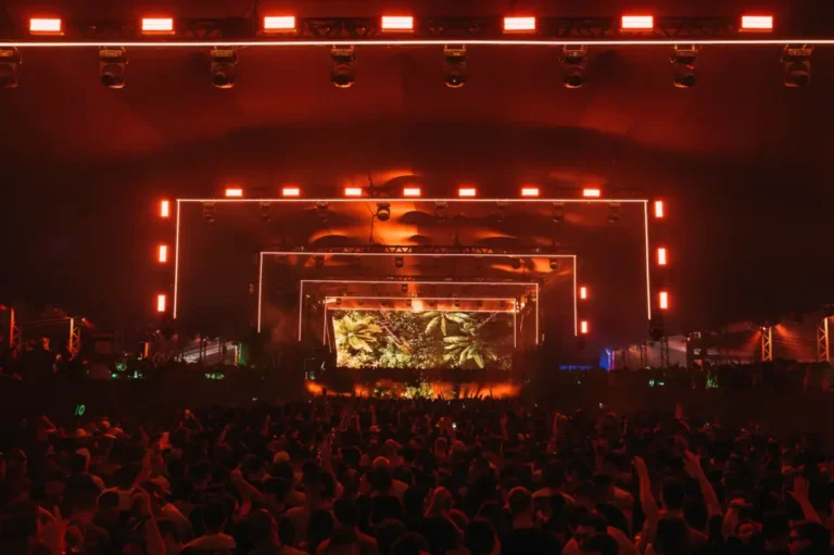 Pista da Music On em São Paulo com palco iluminado e público