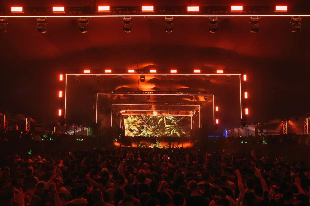 Pista da Music On em São Paulo com palco iluminado e público