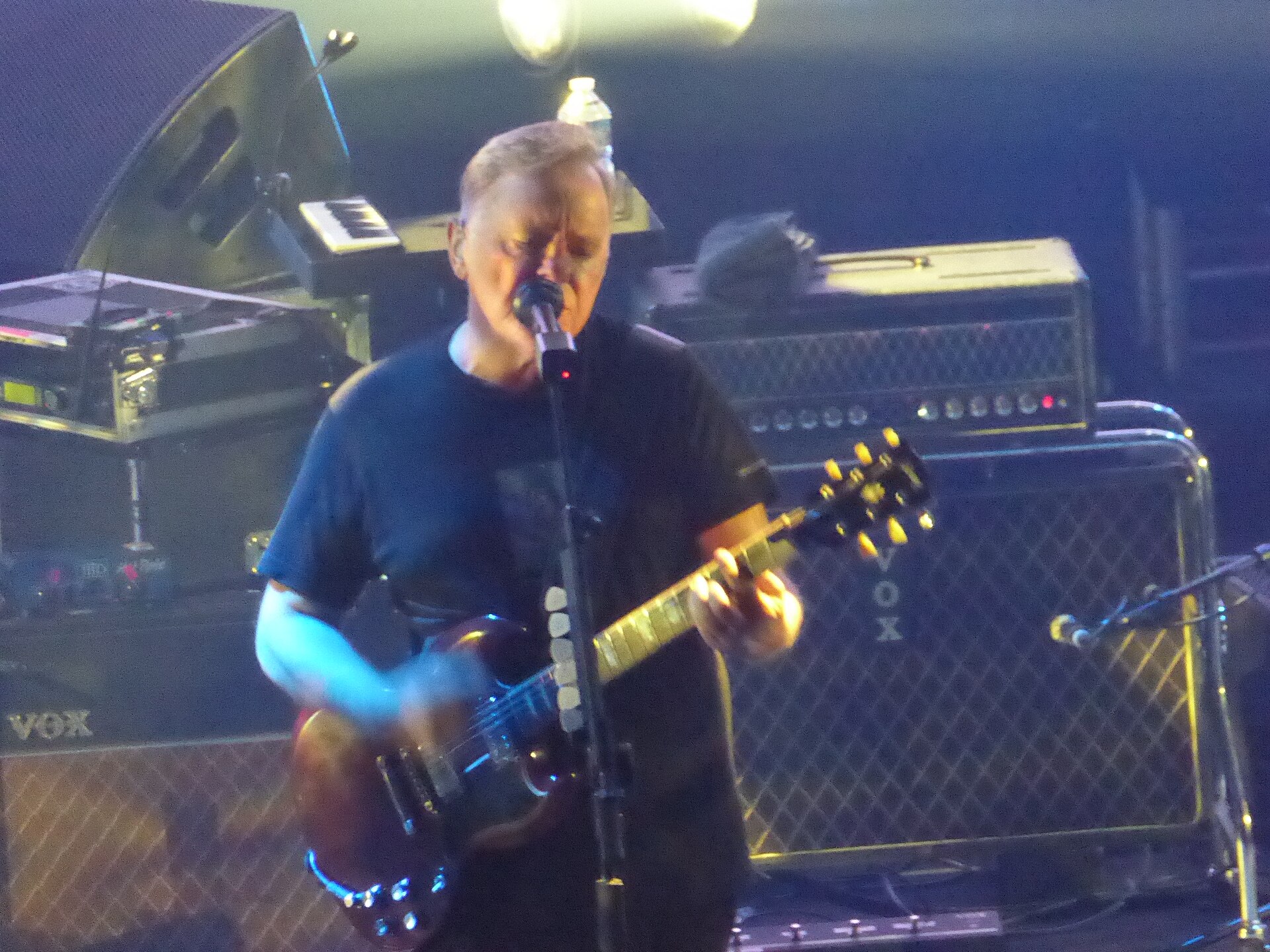 Bernard Sumner durante show do New Order em Paris em 2019