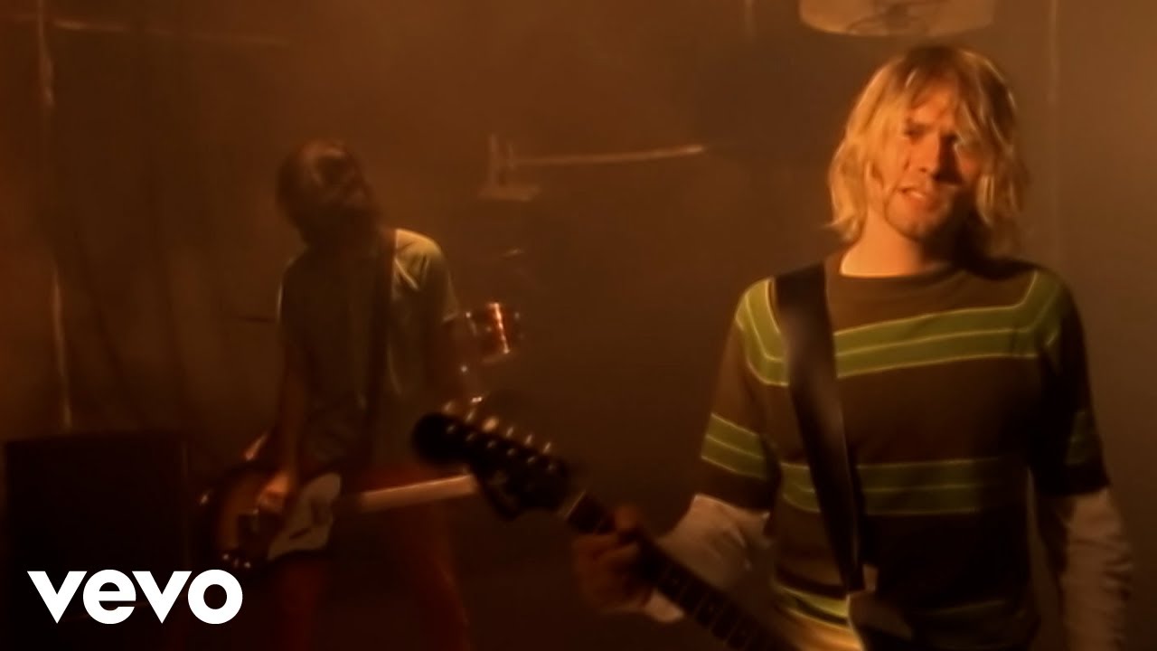 Nirvana tocando em um ginásio no videoclipe Smells Like Teen Spirit.