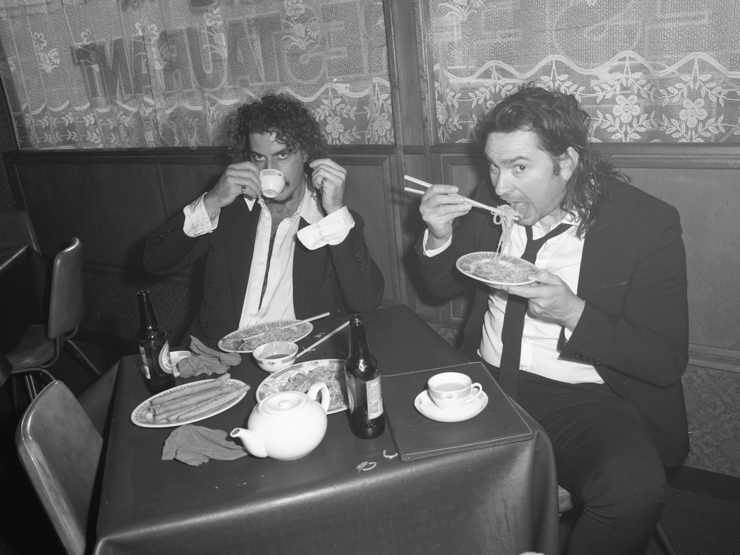 Peking Duk em foto promocional usada na divulgação do álbum Paradise