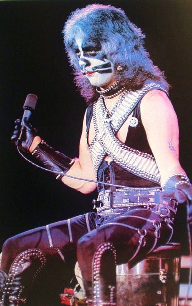 Peter Criss como Catman no KISS em 1977