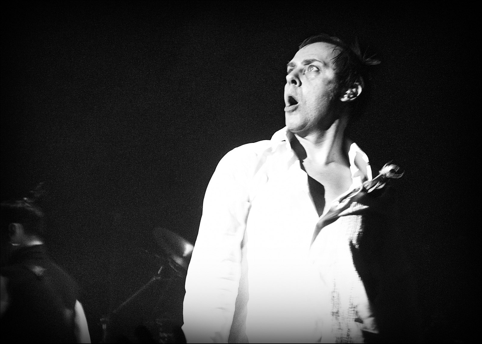 Peter Murphy cantando com o Bauhaus em Londres em 2006
