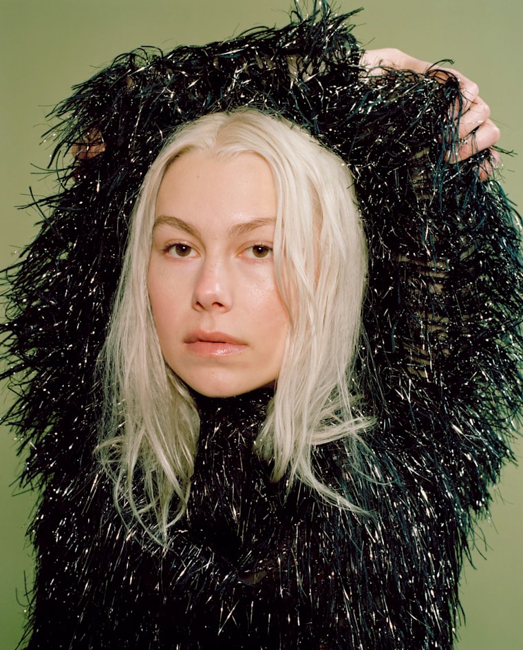 Phoebe Bridgers em imagem promocional de Lost Weekend