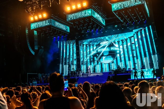 Pitbull se apresenta no palco durante a turnê I Am Back em 2026
