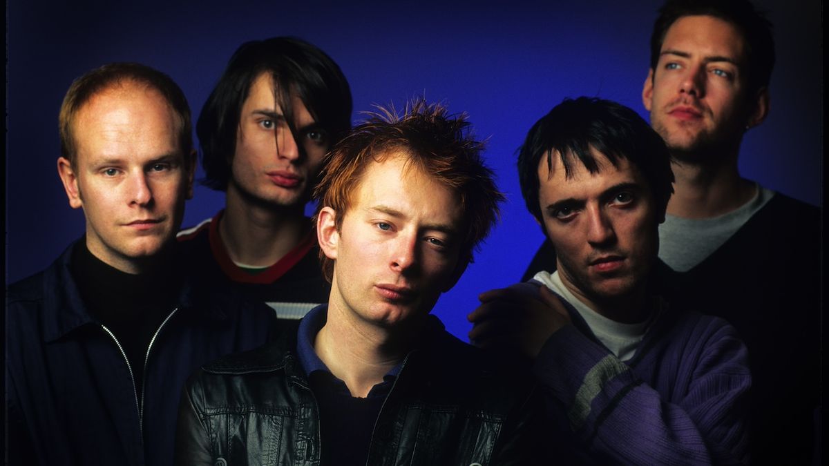 Os cinco integrantes do Radiohead em retrato de 1995, período de The Bends