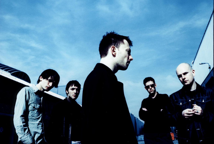 Os cinco integrantes do Radiohead em fotografia promocional de 1997