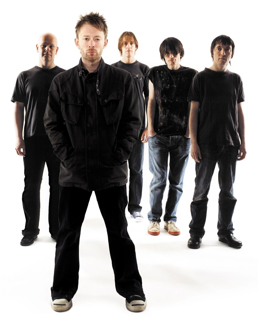 Os cinco integrantes do Radiohead em retrato promocional do período de Hail to the Thief