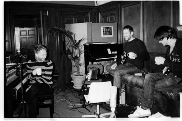 Radiohead em fotografia de estúdio divulgada em 2007 durante o período de In Rainbows