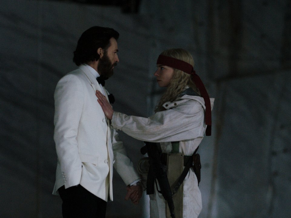 Anya Taylor-Joy e Chris Evans em cena do filme Sacrifice, da Netflix