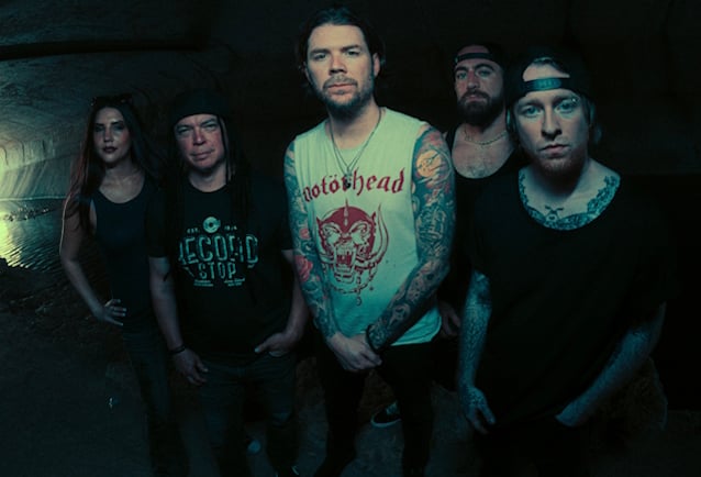 Saliva em foto promocional de 2026