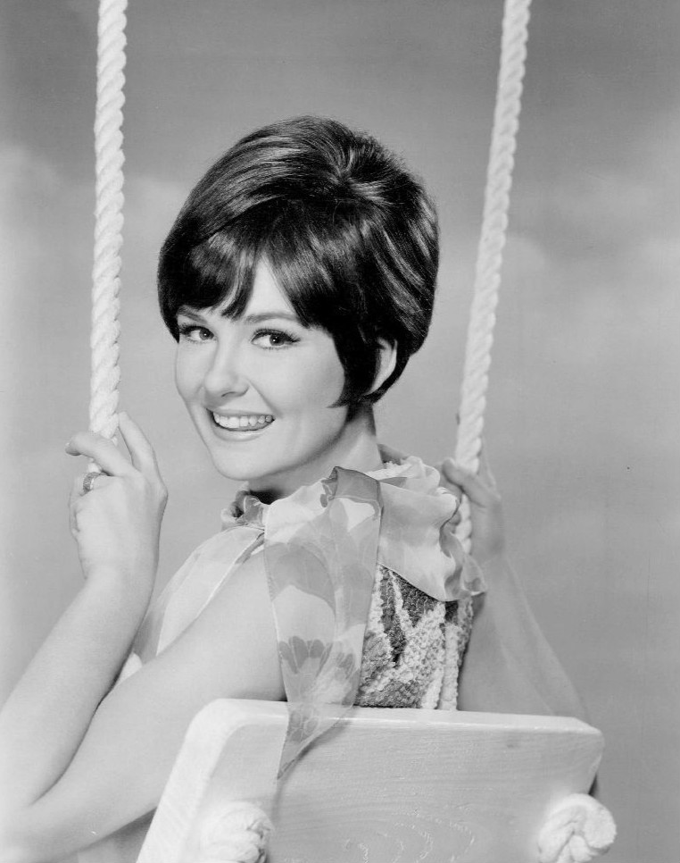 Shelley Fabares em retrato promocional de 1966