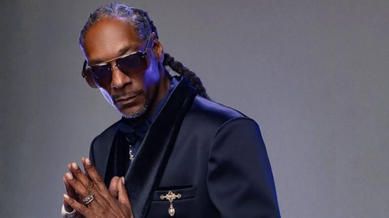 Snoop Dogg em retrato promocional oficial da NBCUniversal para a cinebiografia Snoop