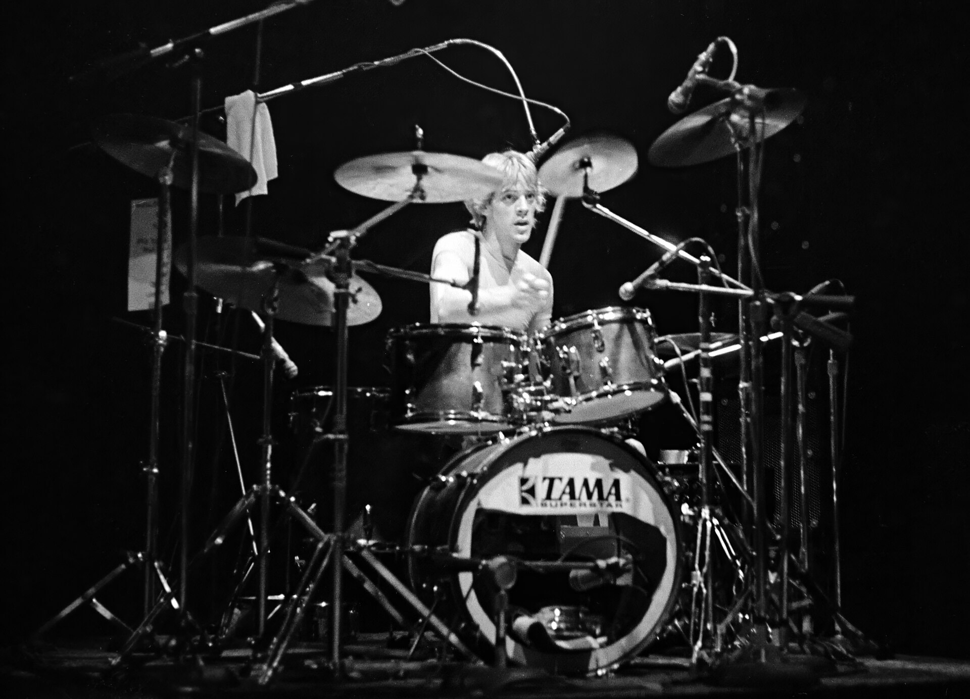 Stewart Copeland tocando bateria com The Police no Agora Ballroom em Atlanta em 1979