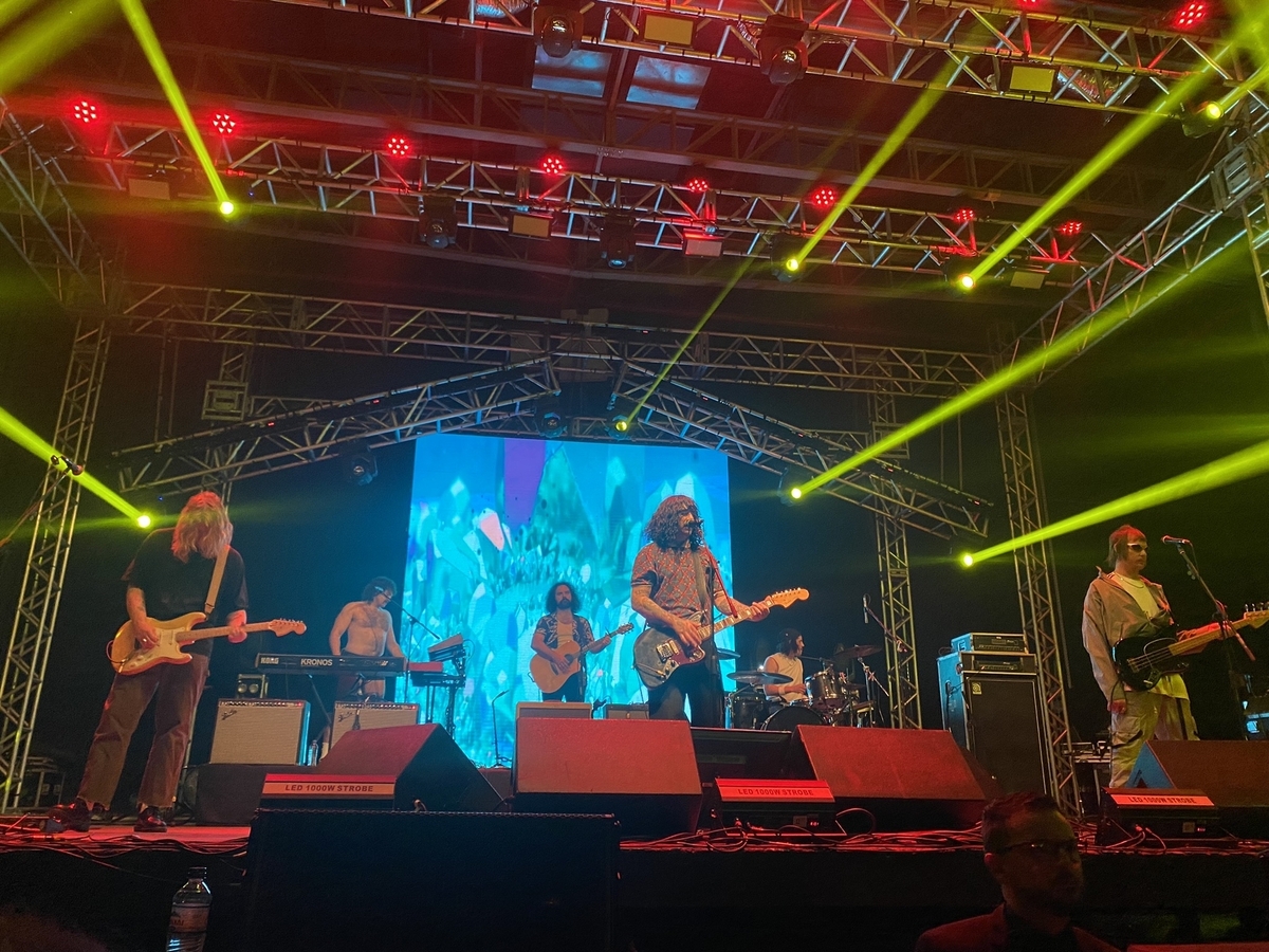 Sticky Fingers em apresentação ao vivo