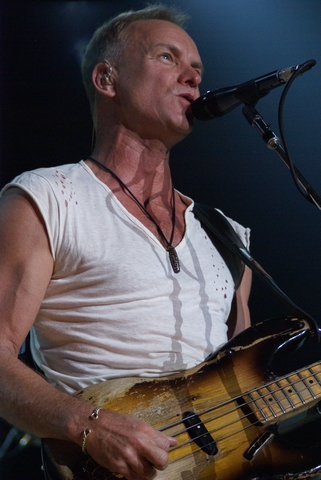 Sting tocando com The Police em Nova York em 2007