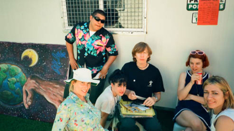 Músicos e integrantes da equipe reunidos nos bastidores da turnê Summersault de 1995 em imagem de The Best Summer.