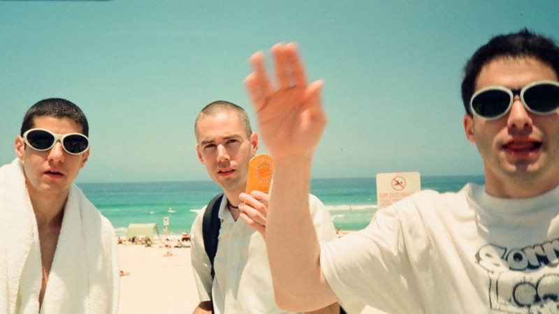 Integrantes dos Beastie Boys durante a turnê Summersault de 1995, em imagem do documentário The Best Summer.
