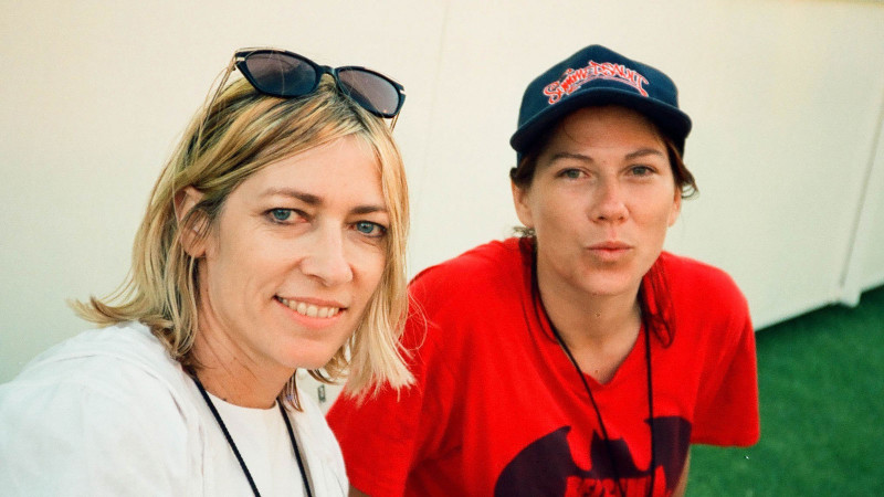 Kim Gordon e Kathleen Hanna durante a turnê Summersault registrada por Tamra Davis em 1995.