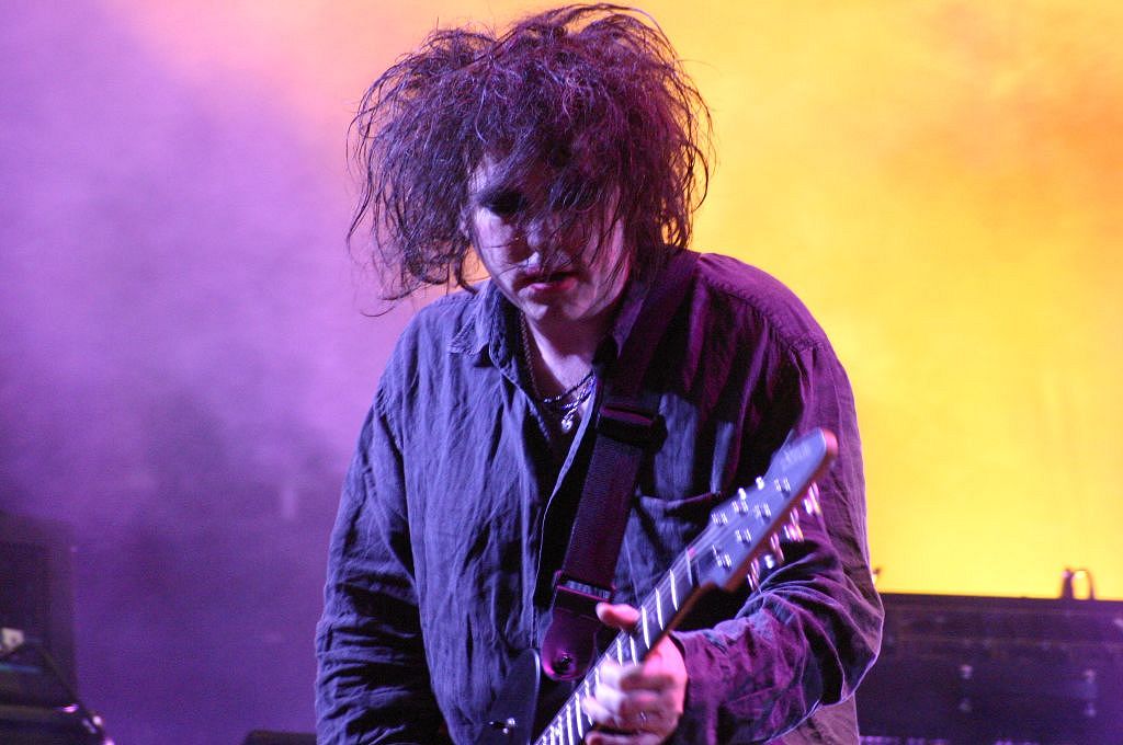 Robert Smith, vocalista e guitarrista do The Cure, durante apresentação em 2004