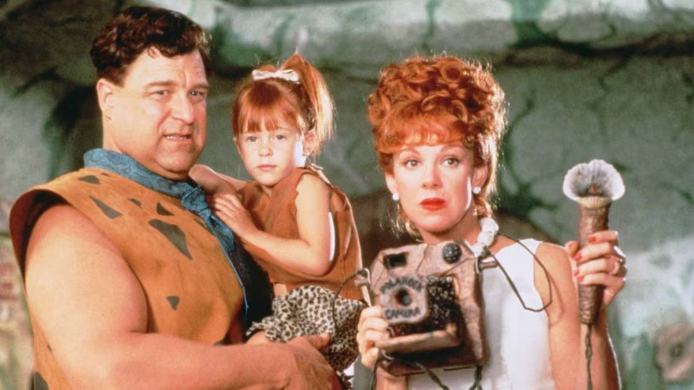Cena da adaptação live-action de The Flintstones, franquia que ganhará novo filme produzido por Ryan Gosling