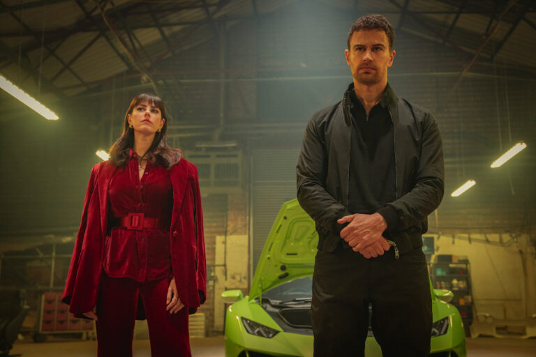 Theo James e Kaya Scodelario em cena de The Gentlemen, série da Netflix.