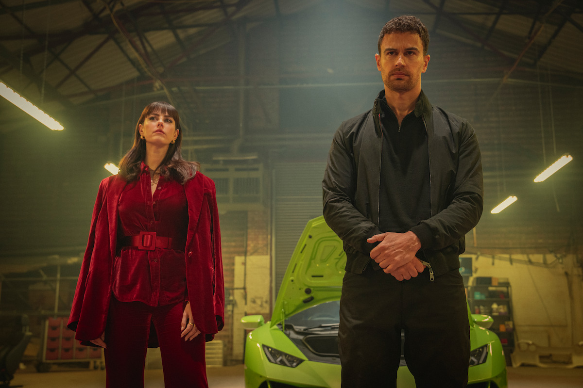 Theo James e Kaya Scodelario em cena de The Gentlemen, série da Netflix.