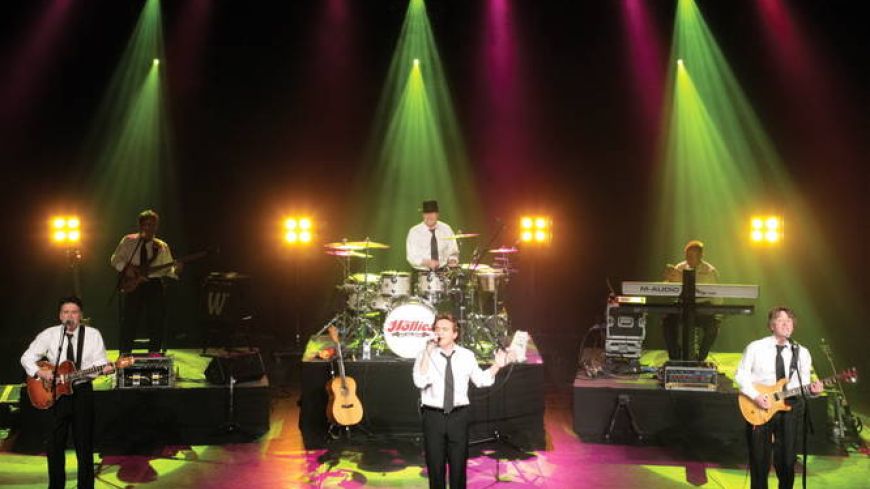The Hollies se apresentando ao vivo em palco iluminado