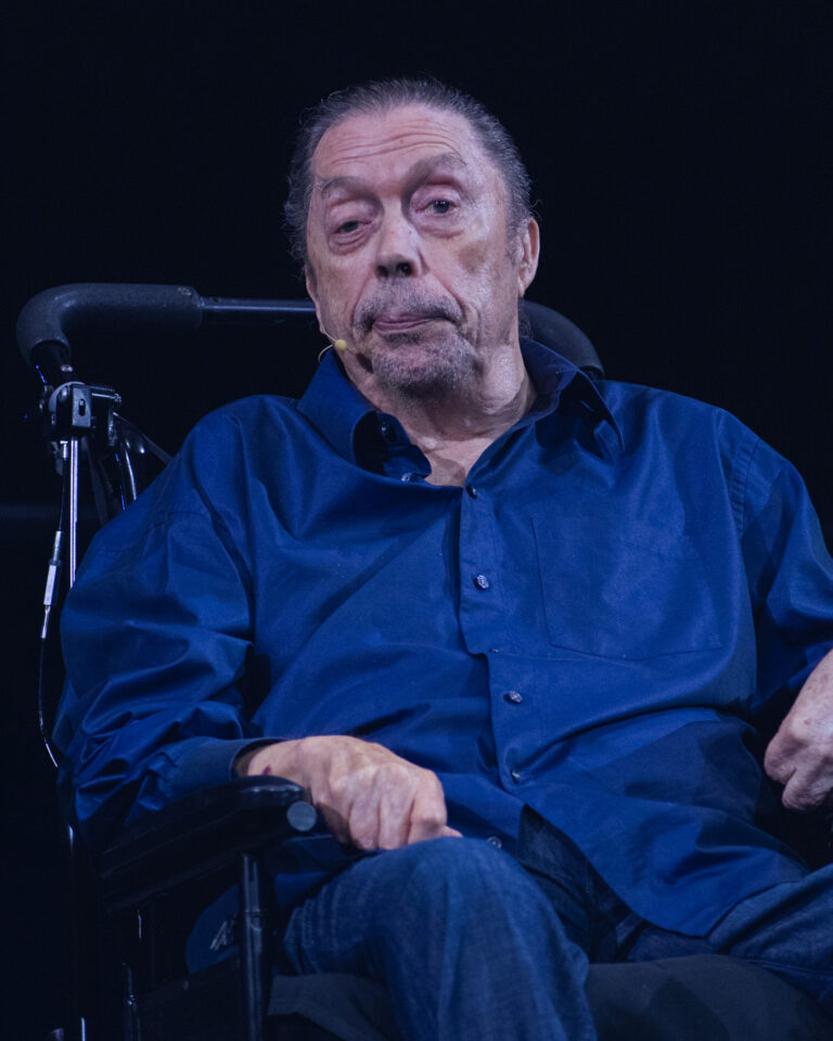 Tim Curry em evento de 50 anos de The Rocky Horror Picture Show, em Los Angeles, em 2025
