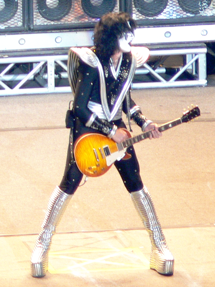 Tommy Thayer como Spaceman durante show do KISS em Helsinque
