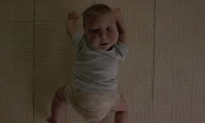 Bebê aparece no teto durante a alucinação de abstinência de Renton em Trainspotting.