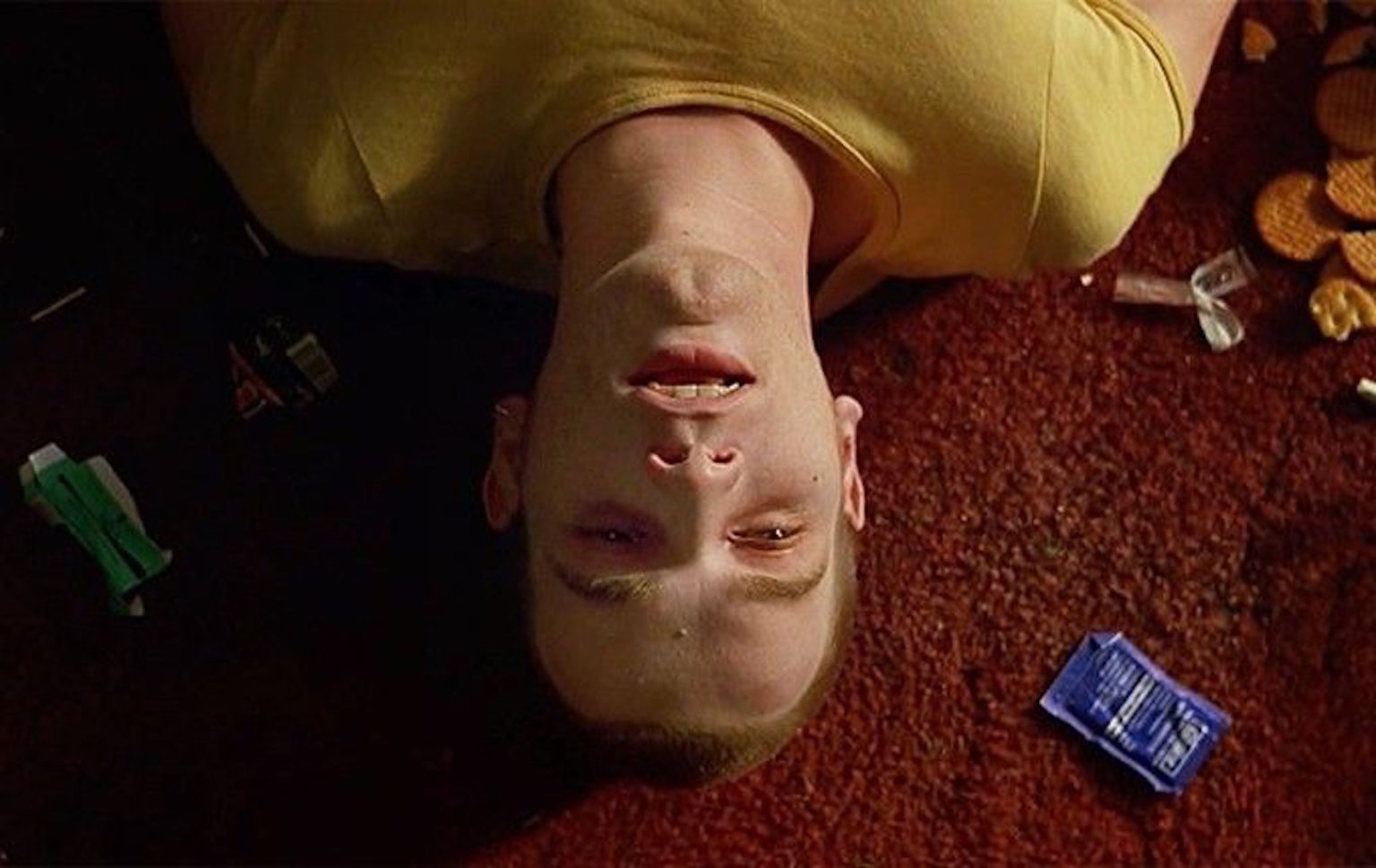 Mark Renton deitado no chão em uma cena de Trainspotting.