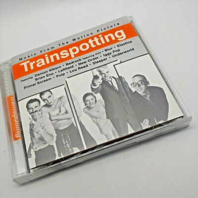 CD da trilha sonora de Trainspotting lançado em 1996 com capa branca, preta e laranja.