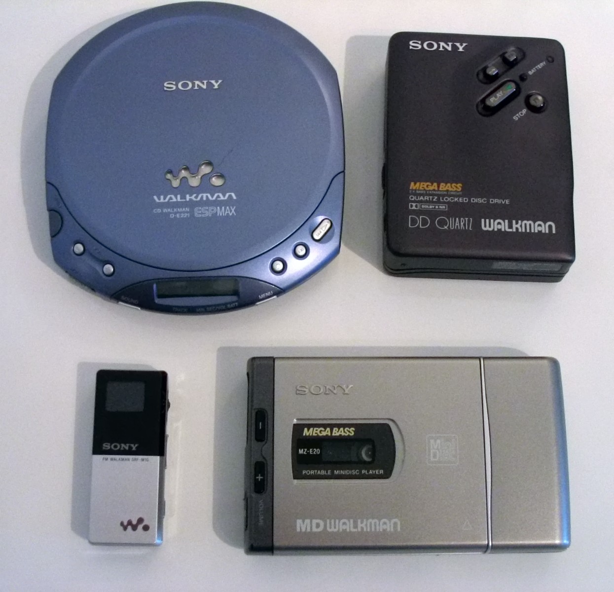 Quatro aparelhos Sony Walkman para cassete, CD, rádio e MiniDisc