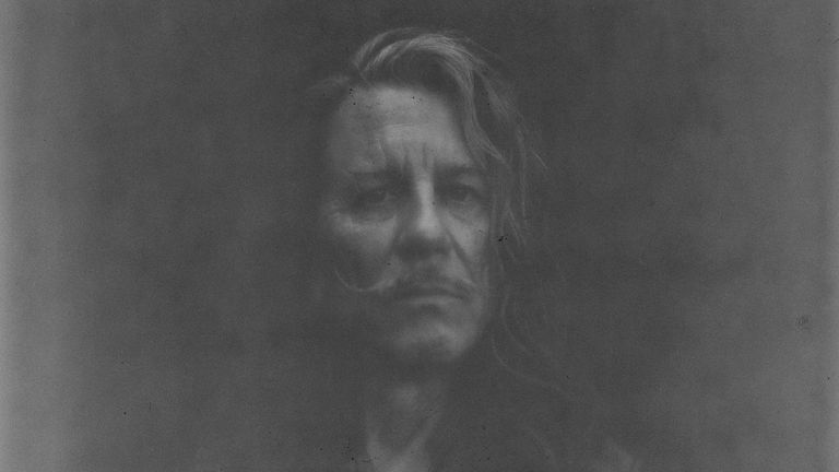 William Basinski em retrato promocional relacionado ao álbum Passing the Cup of Sorrows