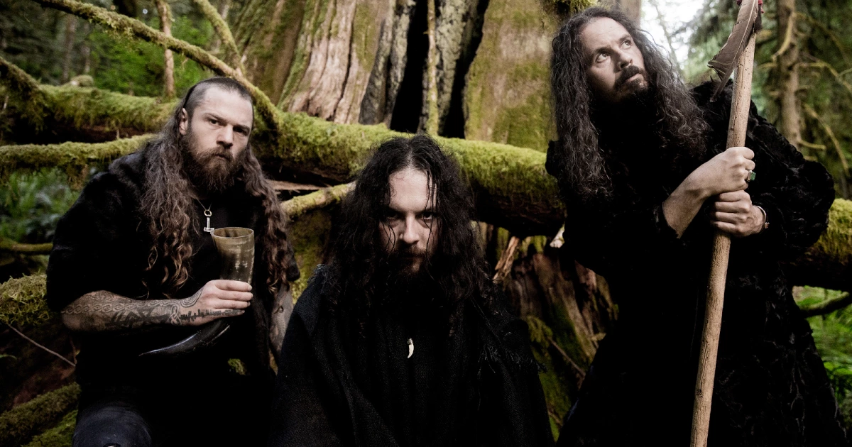 Integrantes do Wolves in the Throne Room em uma floresta