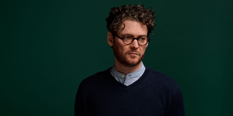 Zach Condon, líder do Beirut, em retrato promocional