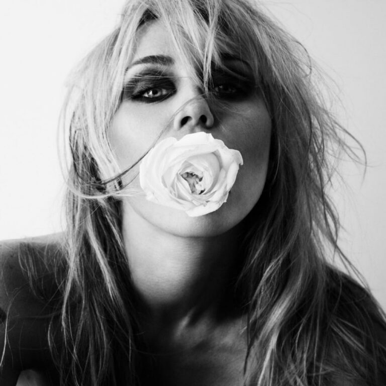 Miley em retrato preto e branco usado na divulgação do álbum Bass Persuades