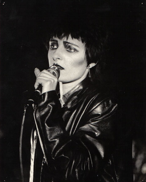 Siouxsie Sioux se apresentando em Edimburgo em 1980