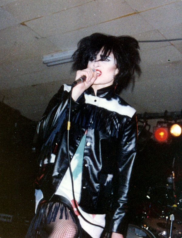 Siouxsie Sioux cantando em Nova York em novembro de 1980