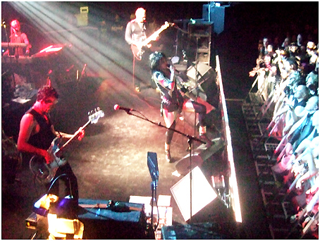 Siouxsie Sioux em apresentação ao vivo durante a fase clássica dos Banshees