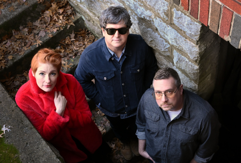Leigh Nash, Matt Slocum e integrantes do Sixpence None the Richer em foto promocional recente