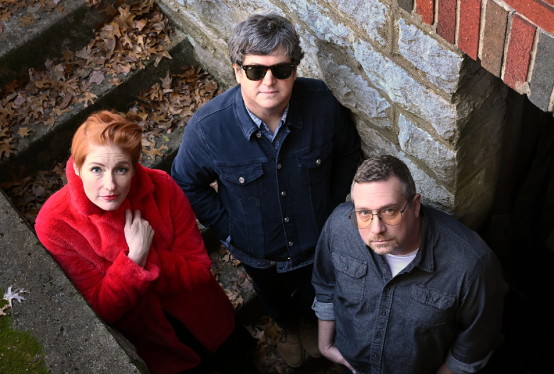 Leigh Nash, Matt Slocum e integrantes do Sixpence None the Richer em foto promocional recente