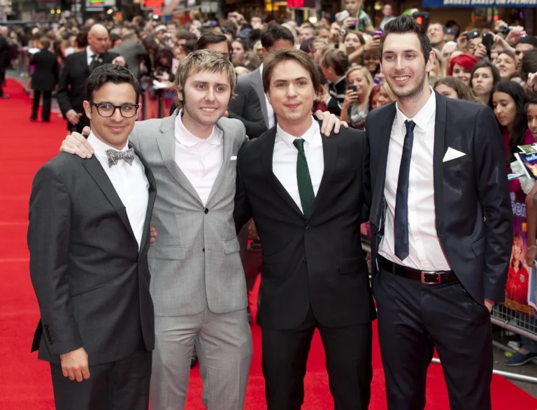 Simon Bird, Joe Thomas, Blake Harrison e James Buckley, elenco principal de The Inbetweeners, reunidos em evento.