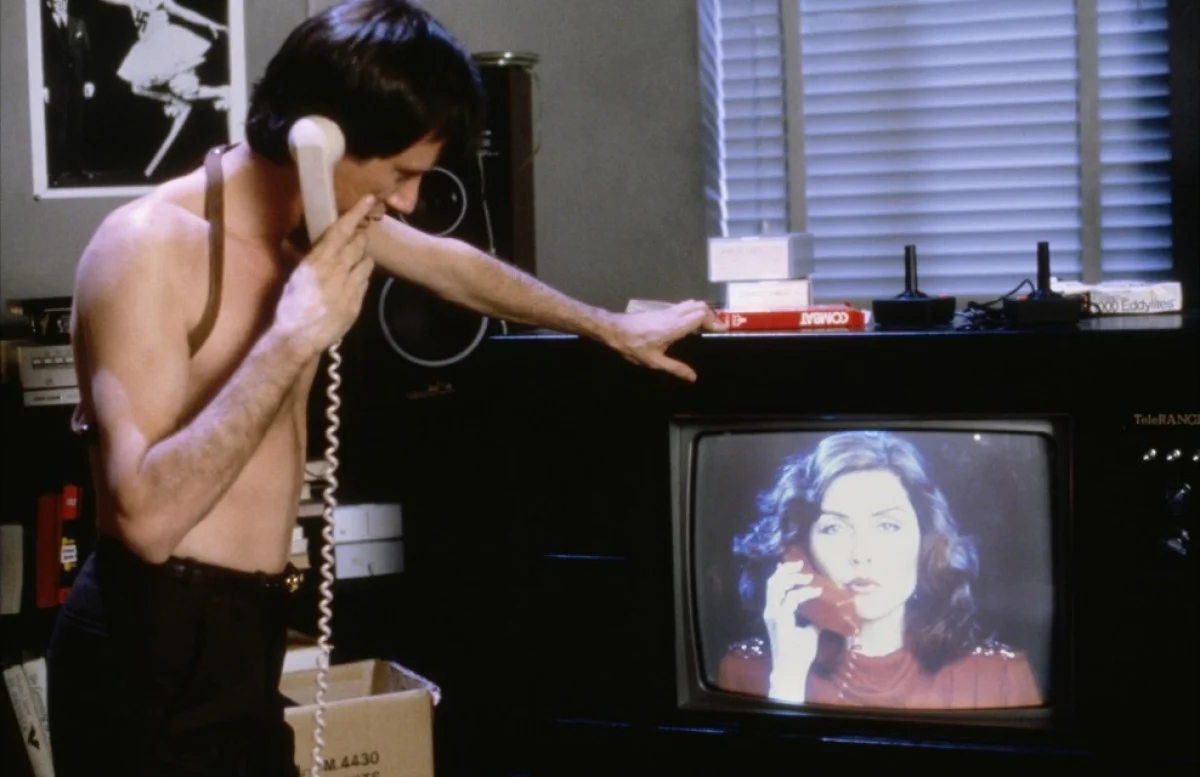 James Woods como Max Renn diante de uma televisão em Videodrome