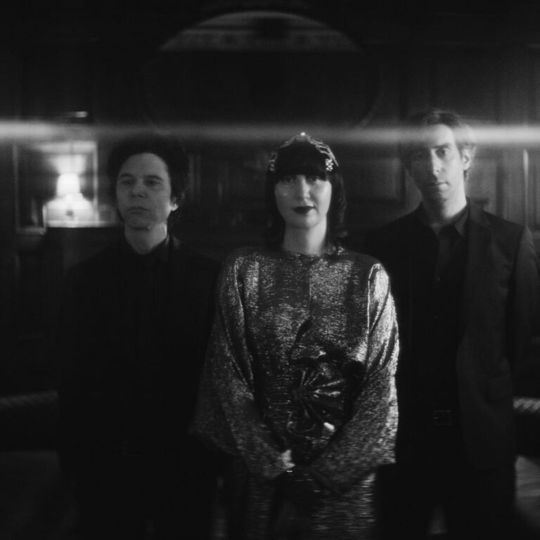 Yeah Yeah Yeahs em foto promocional em preto e branco para Hidden in Pieces