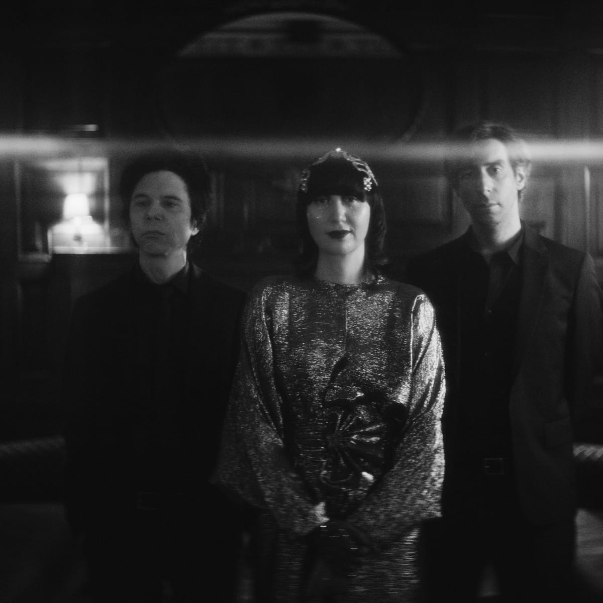 Yeah Yeah Yeahs em foto promocional em preto e branco para Hidden in Pieces
